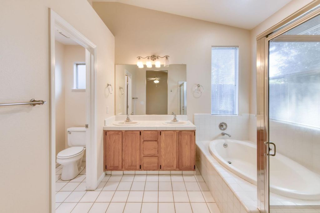 Image 31 of property listing at 2291 E Warwick Avenue, Fresno, CA 93720