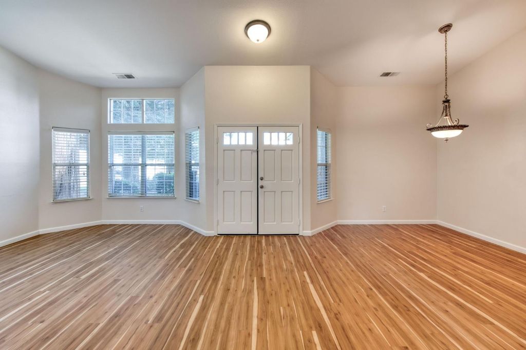 Image 4 of property listing at 2291 E Warwick Avenue, Fresno, CA 93720