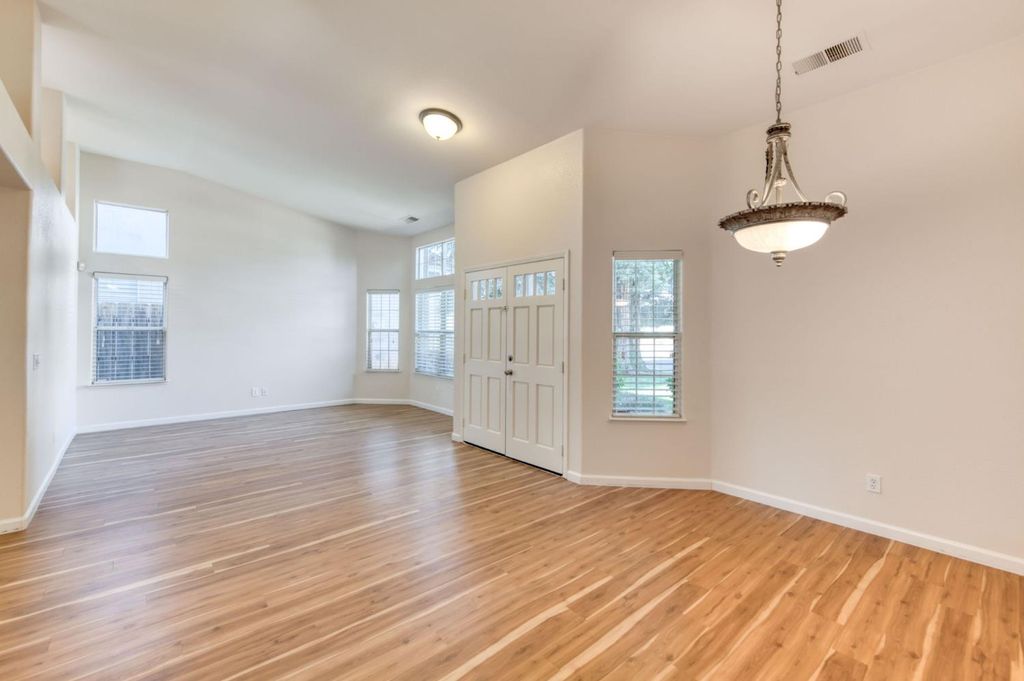 Image 5 of property listing at 2291 E Warwick Avenue, Fresno, CA 93720