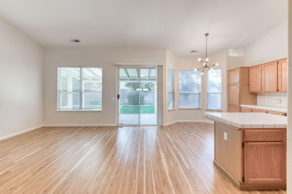 Image 7 of property listing at 2291 E Warwick Avenue, Fresno, CA 93720
