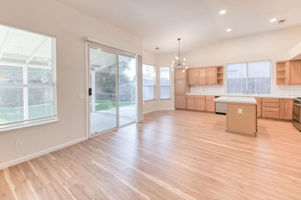Image 9 of property listing at 2291 E Warwick Avenue, Fresno, CA 93720