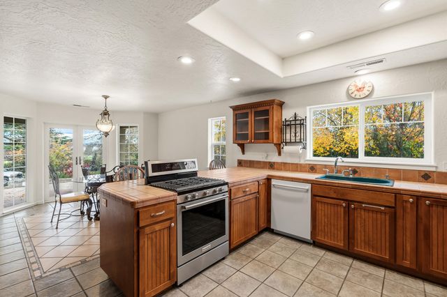 1924 Myers Lane, Medford, OR 97501