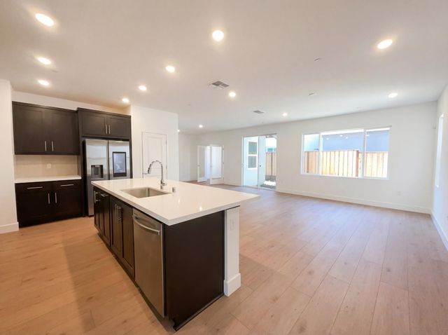 441 N Paso Robles Dr, Tracy, CA 95391