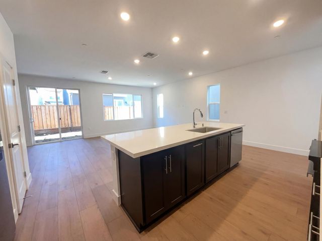 441 N Paso Robles Dr, Tracy, CA 95391