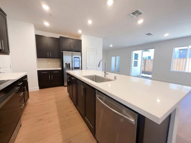 441 N Paso Robles Dr, Tracy, CA 95391