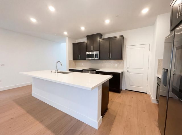 441 N Paso Robles Dr, Tracy, CA 95391