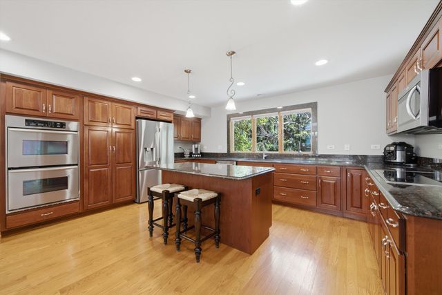 11555 S Elbridge Avenue, Palos Park, IL 60464