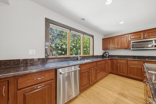 11555 S Elbridge Avenue, Palos Park, IL 60464