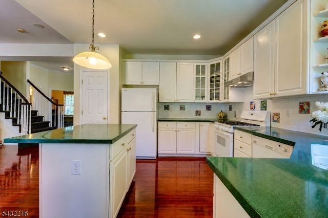 5 Pauma Valley Ct, Montgomery Twp., NJ 08558