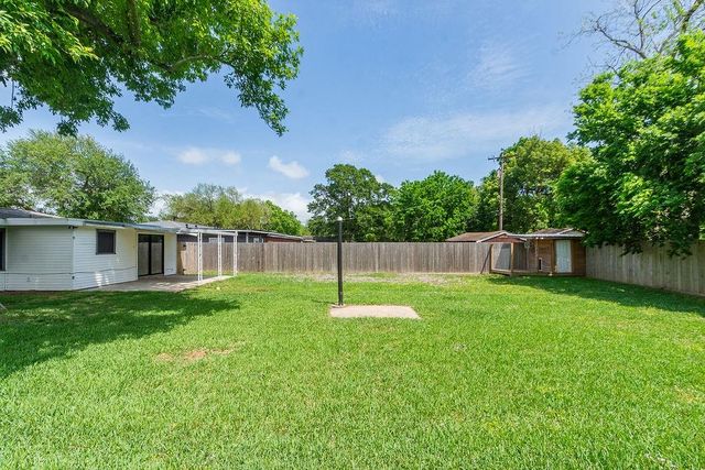 525 20th Avenue N, Texas City, TX 77590