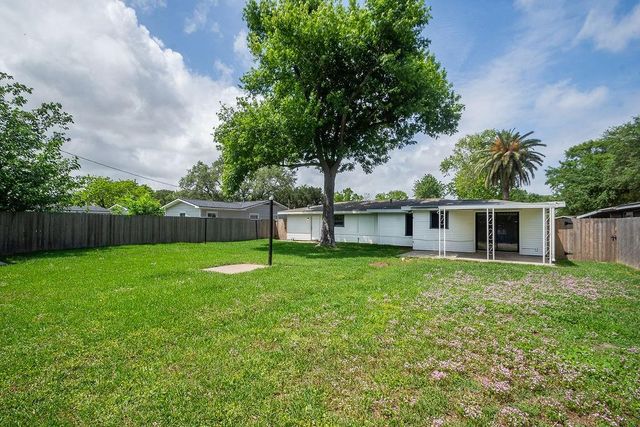 525 20th Avenue N, Texas City, TX 77590