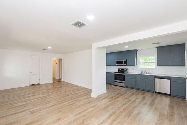 525 20th Avenue N, Texas City, TX 77590