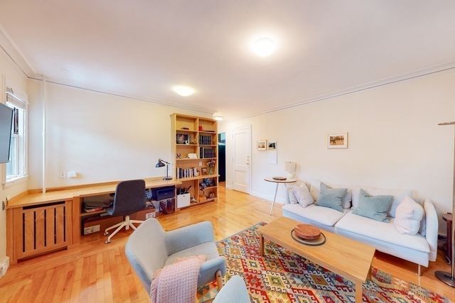 34 Ash St 204, Cambridge, MA 02138