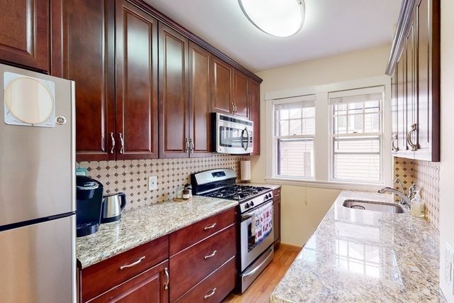 34 Ash St 204, Cambridge, MA 02138