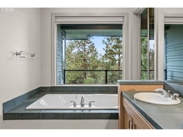 3155 Nw METKE Pl, Bend, OR 97703