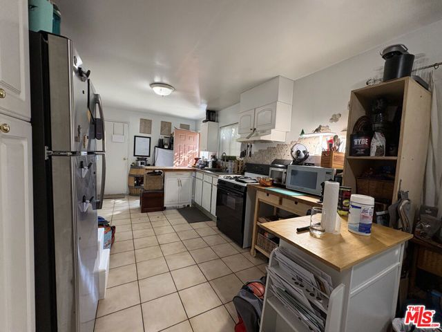 18748 Lanark Street, Los Angeles, CA 91335