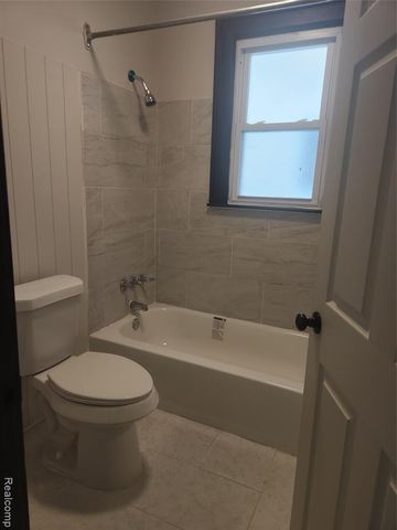 428 E Milton Avenue, Hazel Park, MI 48030