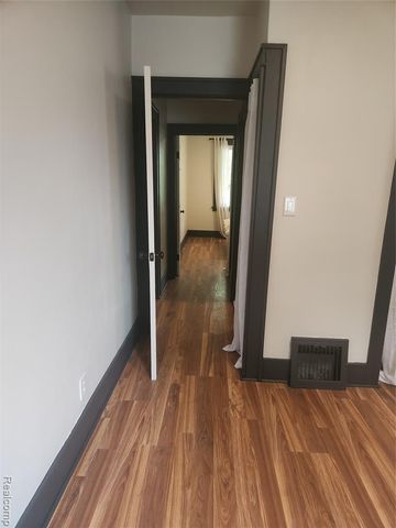 428 E Milton Avenue, Hazel Park, MI 48030