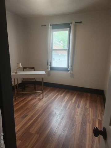 428 E Milton Avenue, Hazel Park, MI 48030