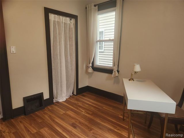 428 E Milton Avenue, Hazel Park, MI 48030