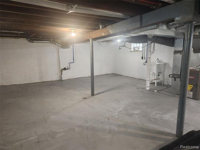 428 E Milton Avenue, Hazel Park, MI 48030