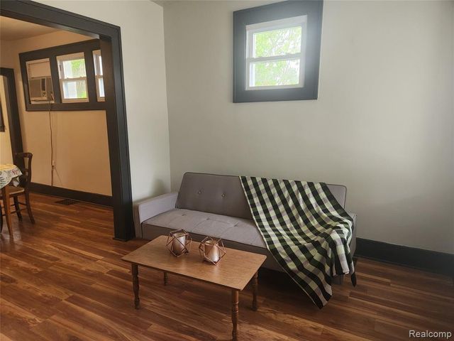 428 E Milton Avenue, Hazel Park, MI 48030