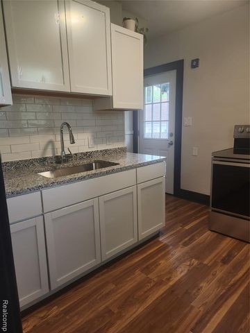 428 E Milton Avenue, Hazel Park, MI 48030