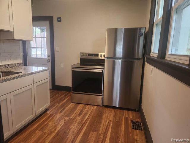 428 E Milton Avenue, Hazel Park, MI 48030