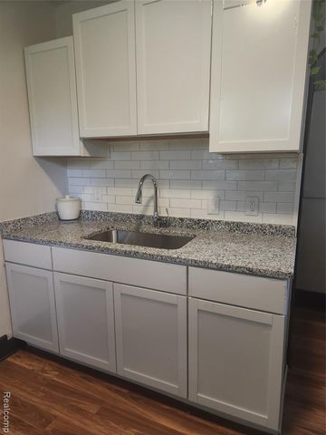 428 E Milton Avenue, Hazel Park, MI 48030