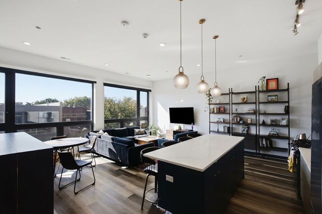 2317 N Clark Street 402, Chicago, IL 60614