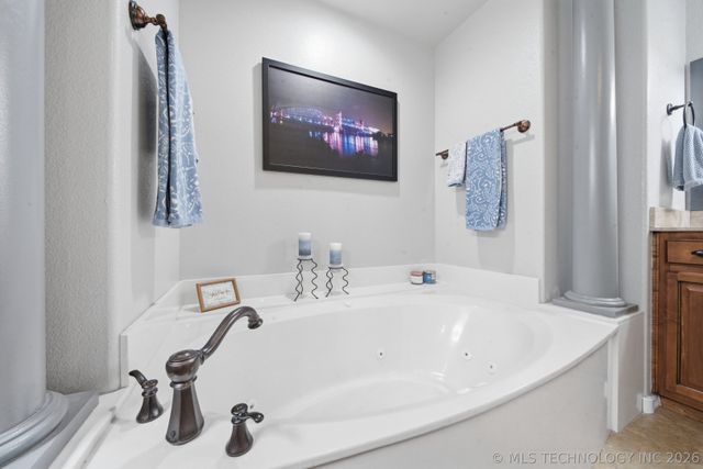 1904 E Laredo Street, Broken Arrow, OK 74012