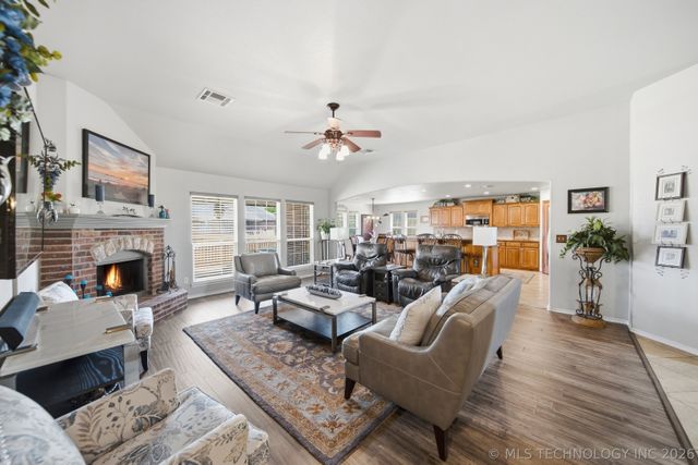 1904 E Laredo Street, Broken Arrow, OK 74012