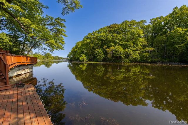 2475 S Ortonville Road, Ortonville, MI 48462