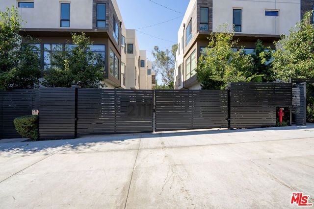 2111 N Cahuenga Boulevard 14, Los Angeles, CA 90068