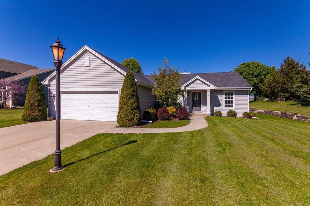 1280 Wrenfield WAY, Oconomowoc, WI 53066