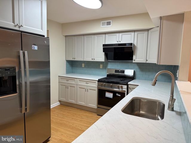 2 LAFAYETTE LN, Cherry Hill, NJ 08003