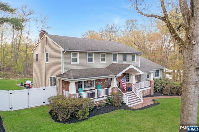 25 Dundee Court, Mahwah, NJ 07430