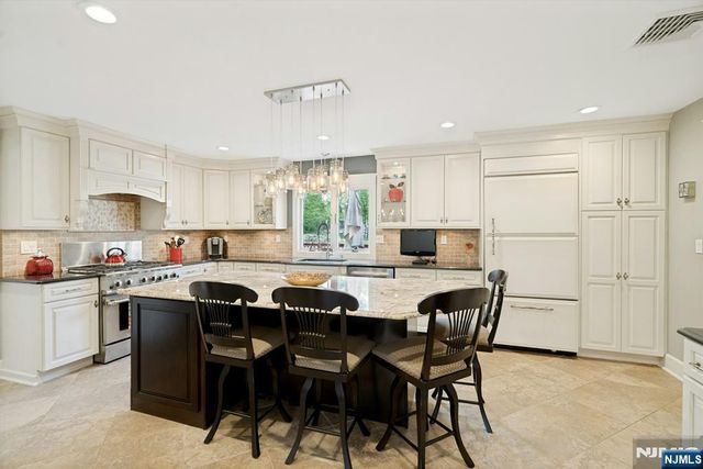 25 Dundee Court, Mahwah, NJ 07430