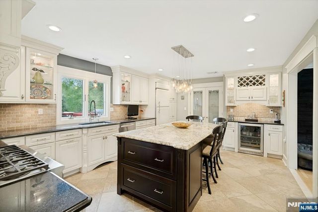 25 Dundee Court, Mahwah, NJ 07430