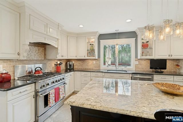 25 Dundee Court, Mahwah, NJ 07430