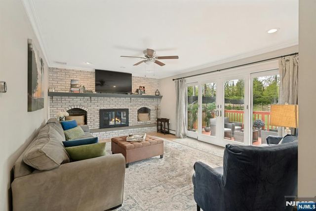 25 Dundee Court, Mahwah, NJ 07430