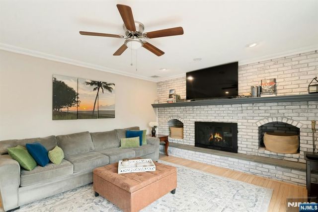 25 Dundee Court, Mahwah, NJ 07430