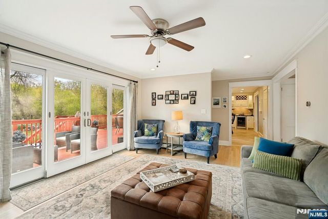 25 Dundee Court, Mahwah, NJ 07430