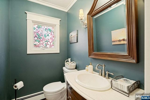 25 Dundee Court, Mahwah, NJ 07430