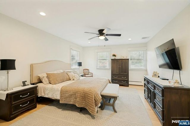 25 Dundee Court, Mahwah, NJ 07430