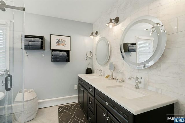 25 Dundee Court, Mahwah, NJ 07430