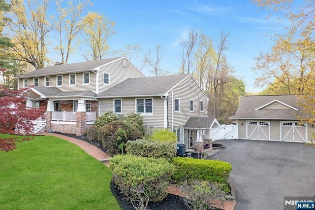 25 Dundee Court, Mahwah, NJ 07430