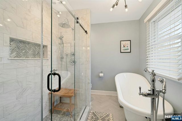 25 Dundee Court, Mahwah, NJ 07430