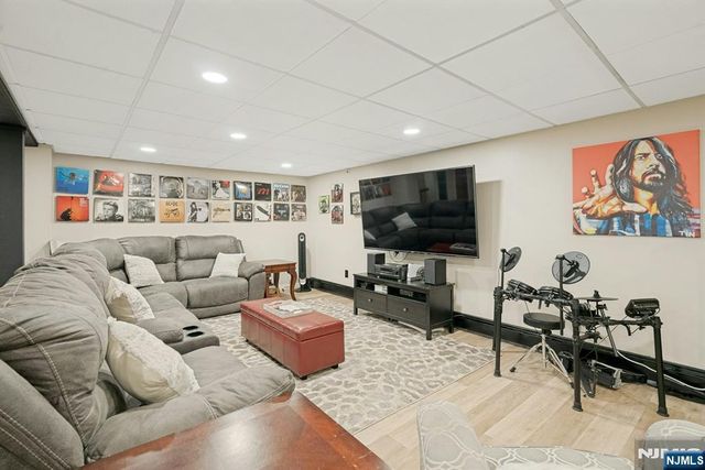 25 Dundee Court, Mahwah, NJ 07430