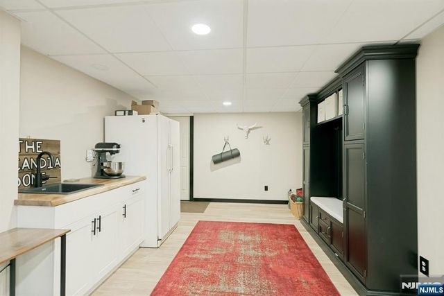 25 Dundee Court, Mahwah, NJ 07430